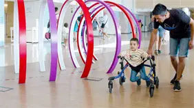 Niño español desafía una enfermedad rara con terapia experimental