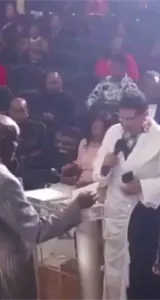 Pastor en el ojo del huracán tras pedir más dinero a fieles en iglesia de Michigan