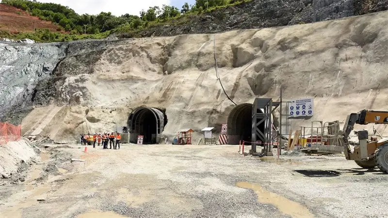 Rescatan trabajadores atrapados en mina de CORMIDOM