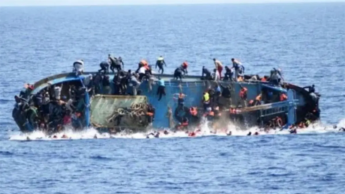 Al menos 40 migrantes perdieron la vida al hundirse una embarcación en aguas del este de Túnez.