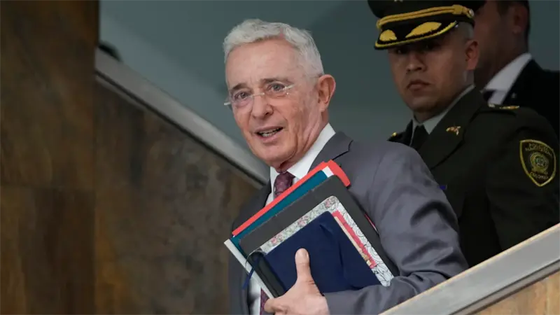 Uribe celebra su absolución y afirma que la Justicia está por encima de la política