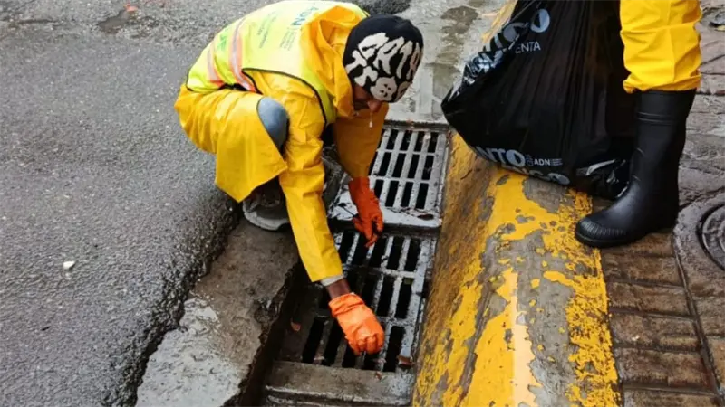 Brigadistas Alcaldía DN trabajan para mitigar los efectos de las lluvias.