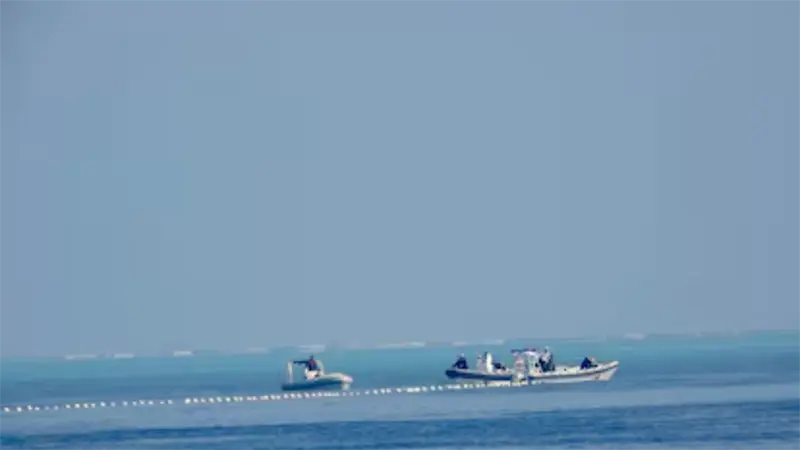 China despliega nueva barrera flotante en arrecife de Scarborough