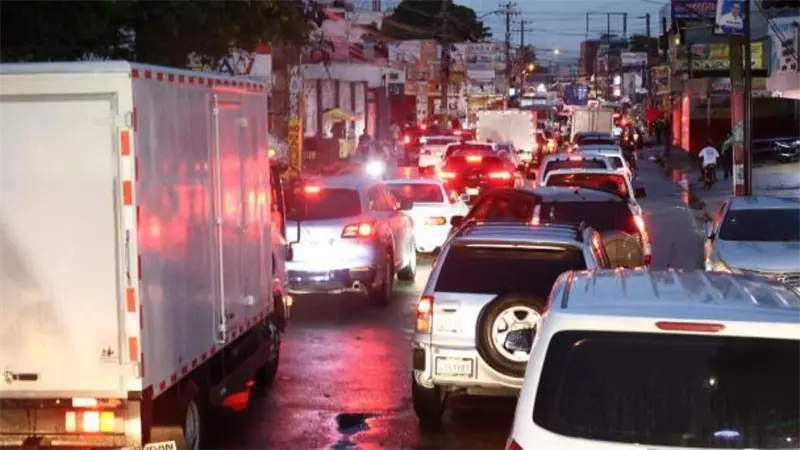Caos en Santo Domingo tras salida masiva de empleados por paso de tormenta tropical Melissa