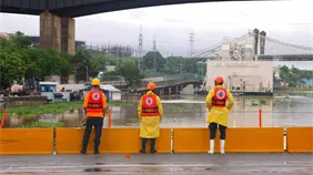 Defensa Civil en labores preventivas: DN evacúa personas en el Malecón por efectos de tormenta Melissa