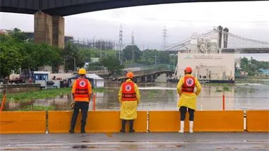 Defensa Civil en labores preventivas: DN evacúa personas en el Malecón por efectos de tormenta Melissa
