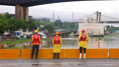 Defensa Civil en labores preventivas: DN evac&uacute;a personas en el Malec&oacute;n por efectos de tormenta Melissa
