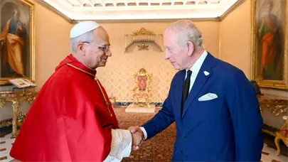 El papa y el rey Carlos III rezan juntos en la Capilla Sixtina