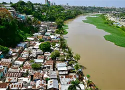 Residentes de Santo Domingo piden ser reubicados ante riesgo por tormenta Melissa