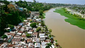 Residentes de Santo Domingo piden ser reubicados ante riesgo por tormenta Melissa