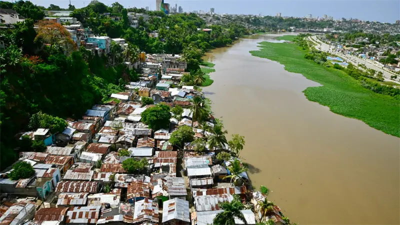 Residentes de Santo Domingo piden ser reubicados ante riesgo por tormenta Melissa