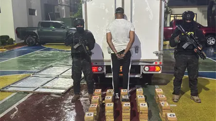 DNCD incauta 85 paquetes de presunta cocaína escondidos en techo de camión en Pedro Brand