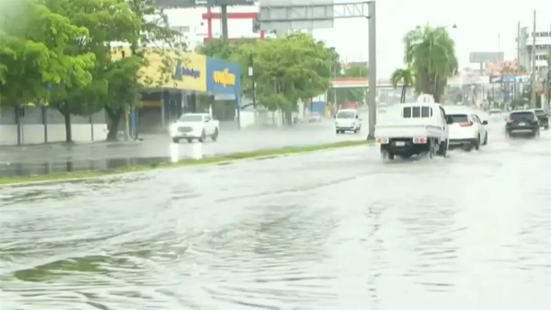 Inundaciones afectan varias vías del Gran Santo Domingo tras intensas lluvias por Melissa