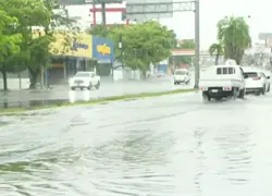 Inundaciones afectan varias vías del Gran Santo Domingo tras intensas lluvias por Melissa