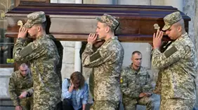 Rusia entrega a Ucrania mil cuerpos de militares caídos en combate y recibe 31