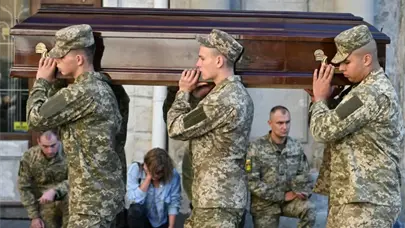 Rusia entrega a Ucrania mil cuerpos de militares ca&iacute;dos en combate y recibe 31