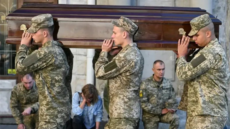 Rusia entrega a Ucrania mil cuerpos de militares caídos en combate y recibe 31