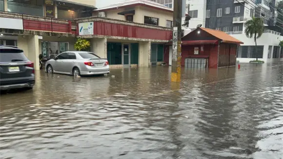 Fuertes lluvias provocan inundaciones en sectores del DN y Santo Domingo