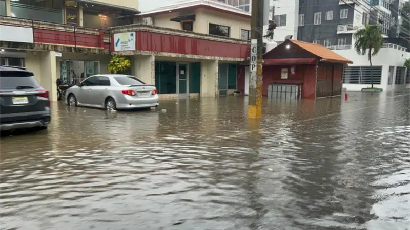 Fuertes lluvias provocan inundaciones en sectores del DN y Santo Domingo