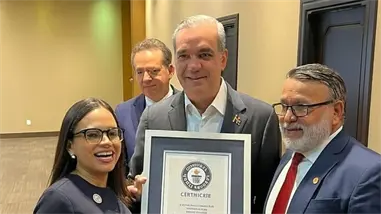 Presidente Luís Abinader felicita a Restaurante Amigos por récord Guinness en Aniversario FDC