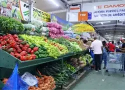 Ciudadanos se abastecen ante el paso de la tormenta tropical Melissa