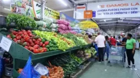 Ciudadanos se abastecen ante el paso de la tormenta tropical Melissa