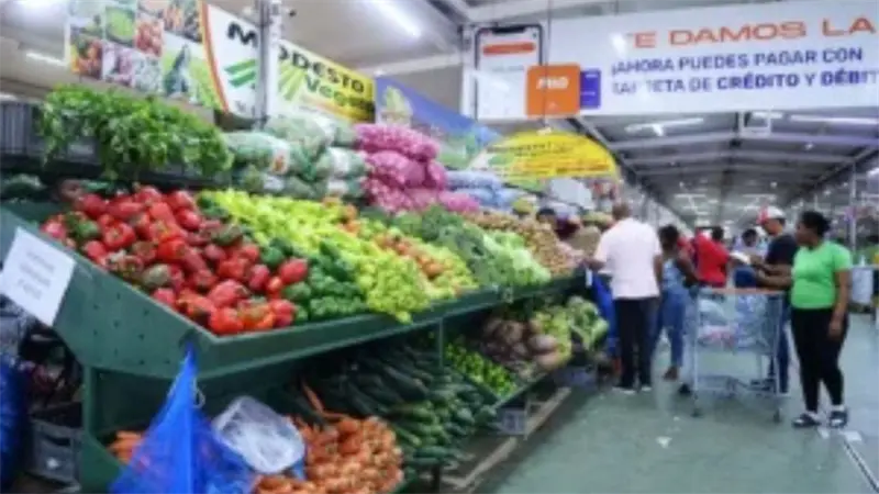 Ciudadanos se abastecen ante el paso de la tormenta tropical Melissa