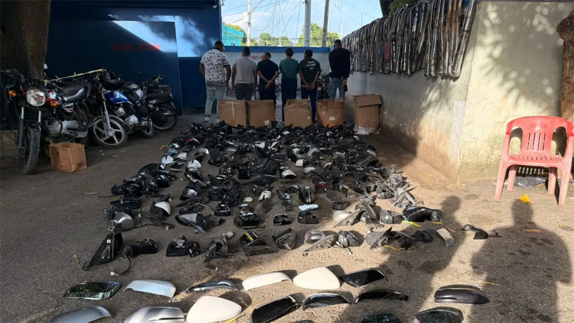 Robaban retrovisores en la madrugada y los vendían como nuevos, así operaba la red desmantelada en Santo Domingo Oeste
