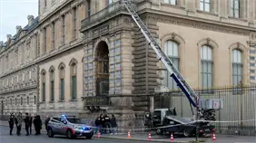 Fabricante alemán de montacargas usado por ladrones del Louvre hace publicidad con el robo