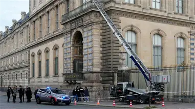 Fabricante alemán de montacargas usado por ladrones del Louvre hace publicidad con el robo