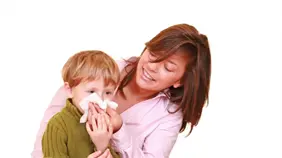 Pediatra explica cómo actuar ante sangrados nasales en niños