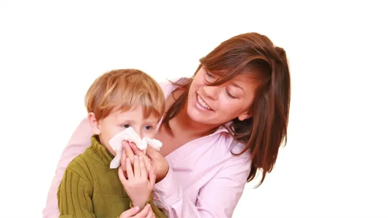 Pediatra explica cómo actuar ante sangrados nasales en niños