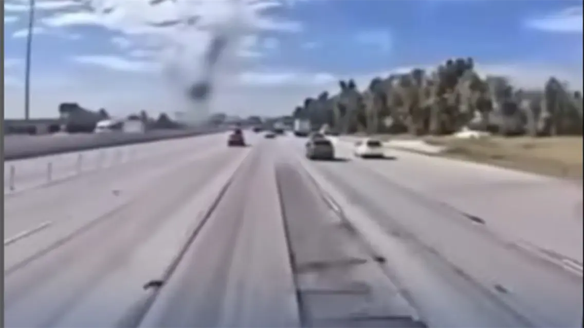 Tráiler pierde el control y provoca mortal accidente en cadena en autopista