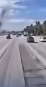 Tráiler pierde el control y provoca mortal accidente en cadena en autopista