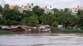 Inundaciones y miedo en Las Cucarachas por lluvias y cercanía al río Ozama