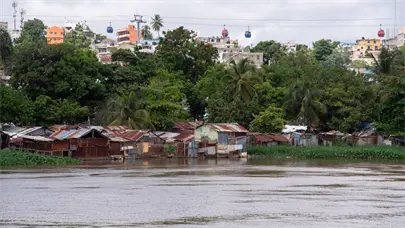 Inundaciones y miedo en Las Cucarachas por lluvias y cercan&iacute;a al r&iacute;o Ozama