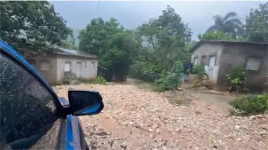Comunidad de Villa Nizao permanece incomunicada por efectos de la tormenta Melissa
