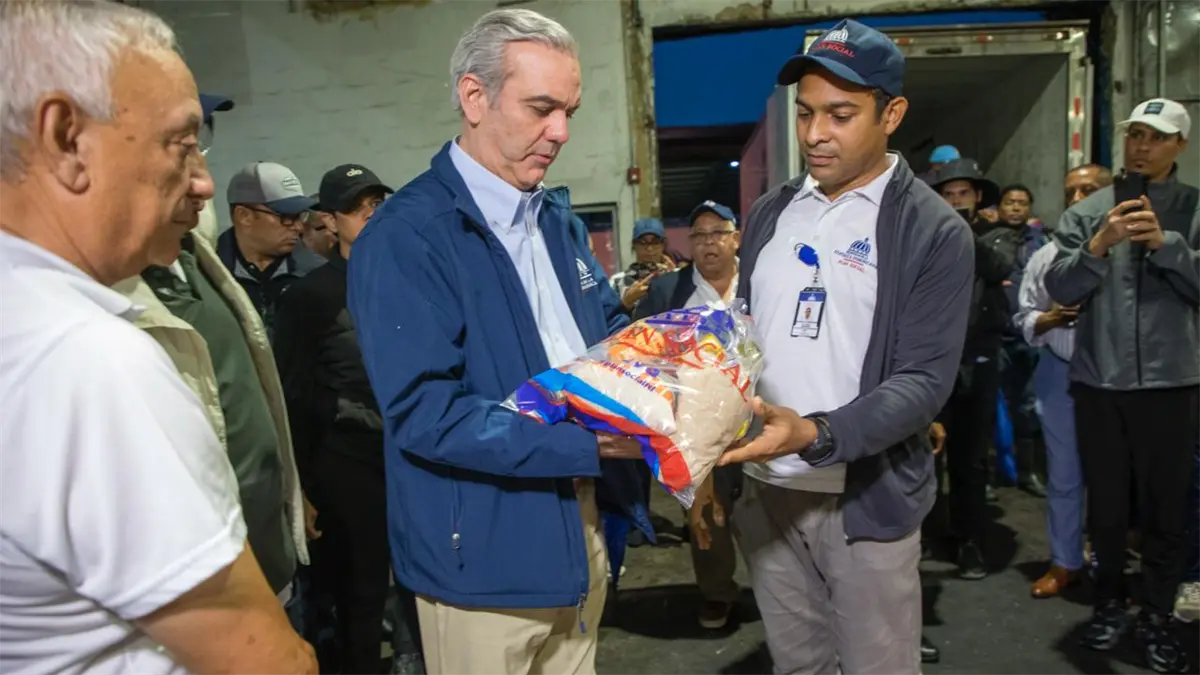 Luis Abinader supervisa entrega de ayuda tras paso de Melissa