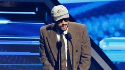 Bad Bunny recibe con humildad el Billboard al artista latino del siglo XXI