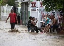 Calles bajo agua... pero el flow intacto: Jóvenes hacen piscinas improvisadas durante Melissa