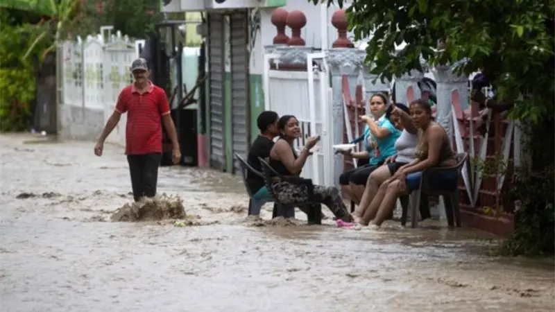 Calles bajo agua… pero el flow intacto: Jóvenes hacen piscinas improvisadas durante Melissa