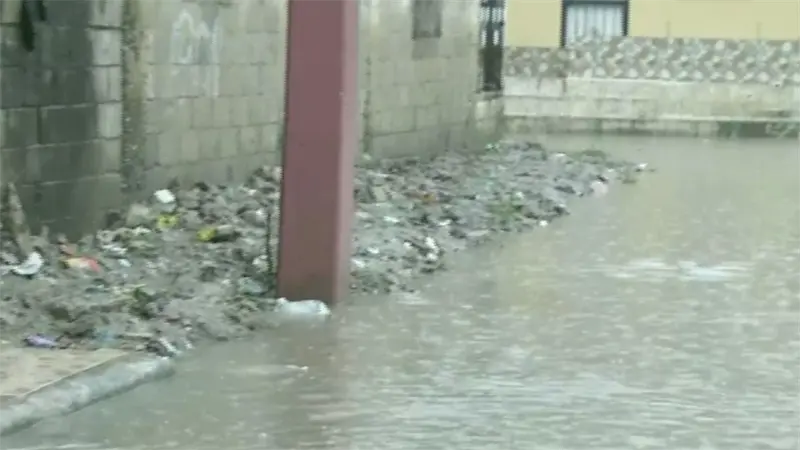 Inundaciones y calles intransitables en Santo Domingo Oeste