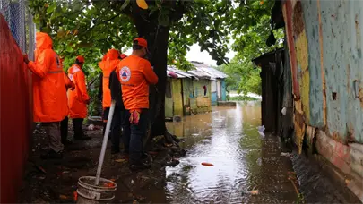 Defensa Civil coordina ayudas para albergados en el Túnel del Capotillo