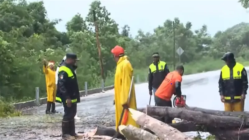 Lluvias intensas dejan comunidades incomunicadas en Barahona