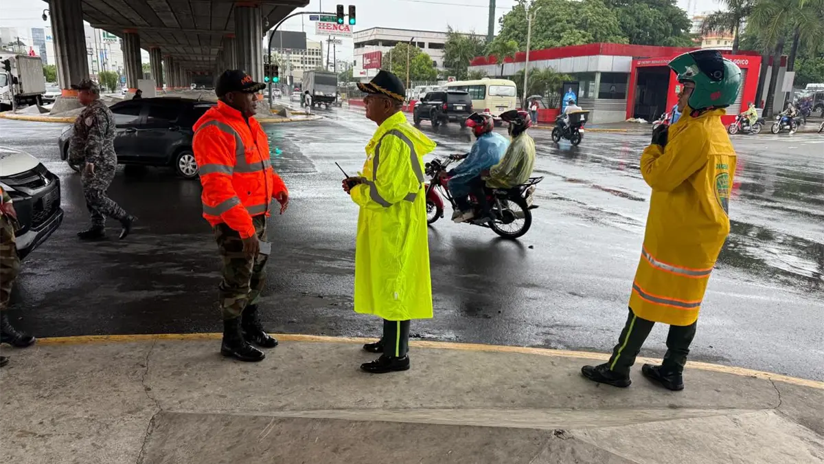 Más de 2,600 agentes desplegados para prevenir accidentes en vías durante tormenta Melissa