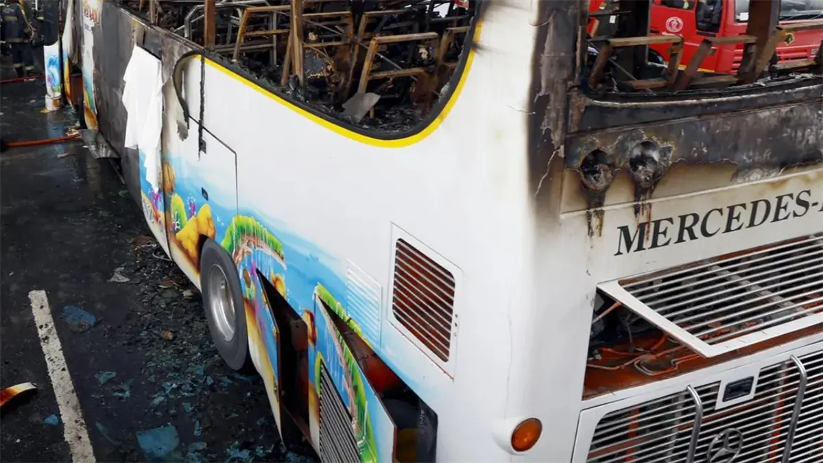 Al menos 20 muertos al incendiarse un autobús tras chocar con una moto en la India