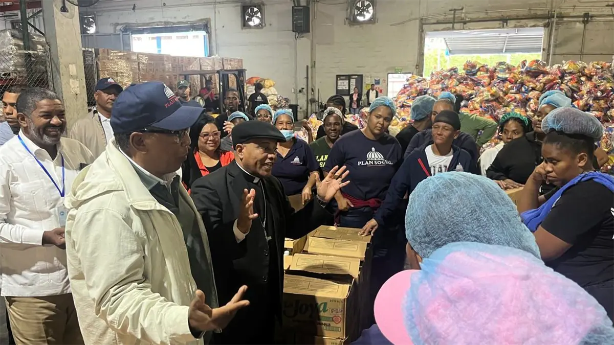 El obispo electo de Santo Domingo Este, Guerra y Boca Chica, Manuel Antonio Ruiz de la Rosa, saluda al doctor Edgar, titular de la Dirección de Asistencia Social, este viernes.