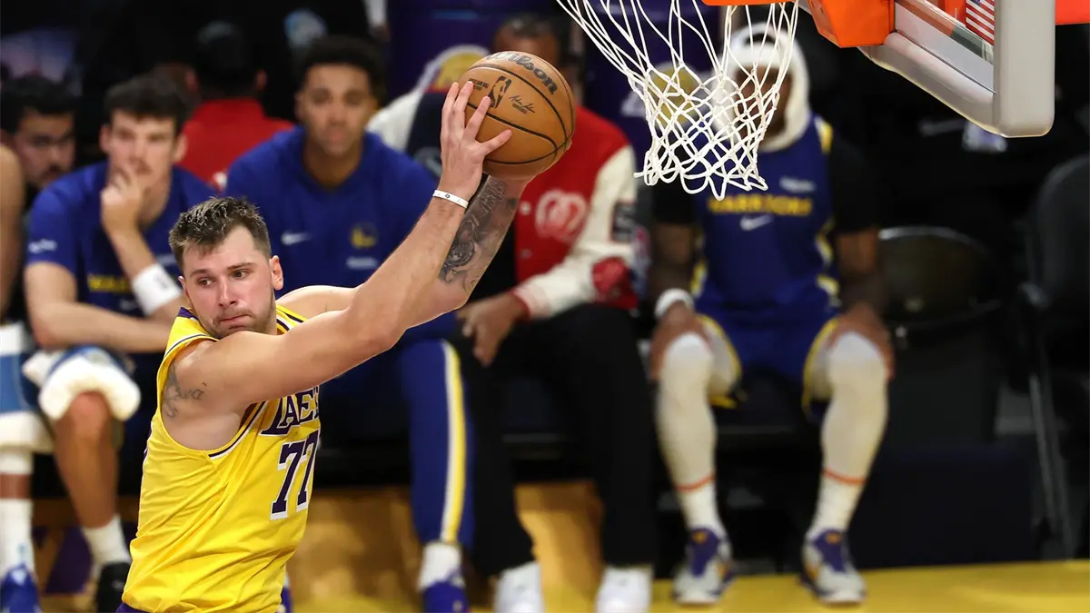 La estrella de los Lakers, Luca Doncic, se mantuvo firme ante el embate inicial de unos Wolves que comenzaron liderando el partido y cuya ofensiva se resistía a ceder.