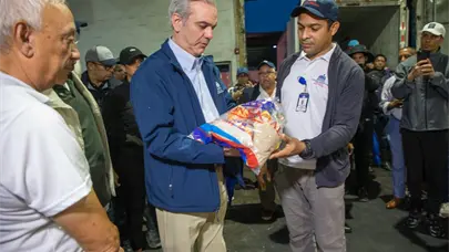 Presidente Luis Abinader supervisa entrega de alimentos a poblaciones en alerta roja