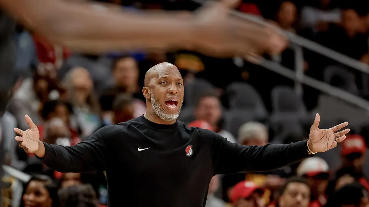 Fotografía de archivo del 01 de abril de 2025 del entrenador de los Portland Trail Blazers, Chauncey Billups, durante un partido en Atlanta (EE.UU.). Billups y el jugador de los Miami Heat Terry Rozier han sido detenidos por las autoridades estadounidenses por apuestas ilegales en la NBA, según informaron este jueves medios estadounidenses.